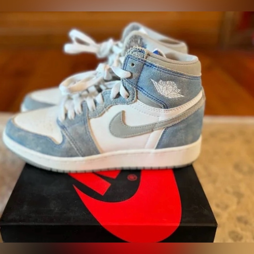 Nike Air Jordan 1 High in Light Blue, White - Picture 5 of 5
